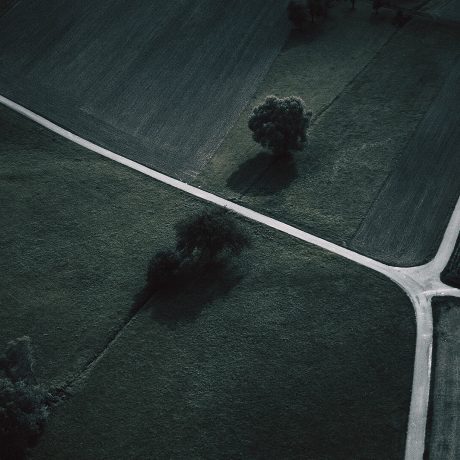 Image d'une intersection en campagne, vue aérienne